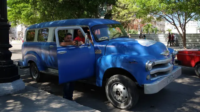 Синий пассажирский фургон