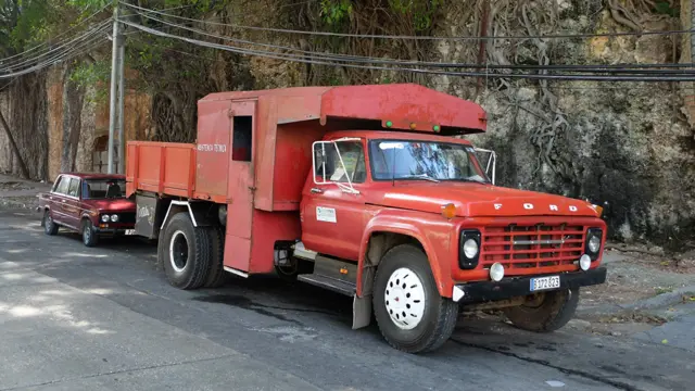 Красный грузовик форд