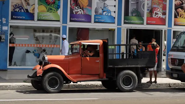 Красный грузовик