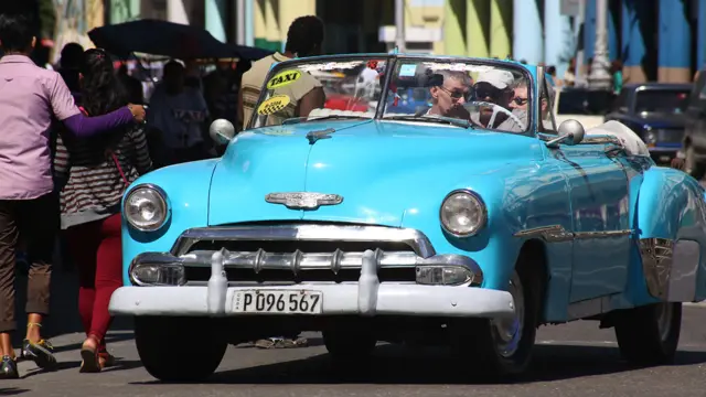 Туристы в кабриолете