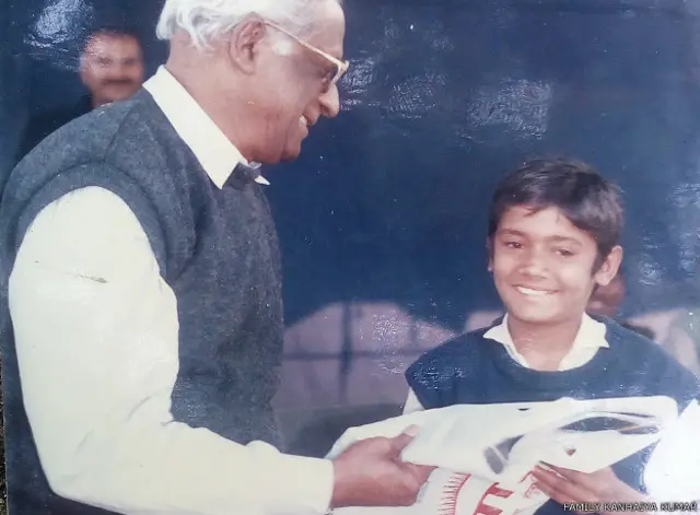 परिवार का कहना है कि कन्हैया एक मेधावी छात्र रहे हैं. यहां कन्हैया को बचपन में सीपीआई नेता एबी बर्धन के साथ देखा जा सकता है.