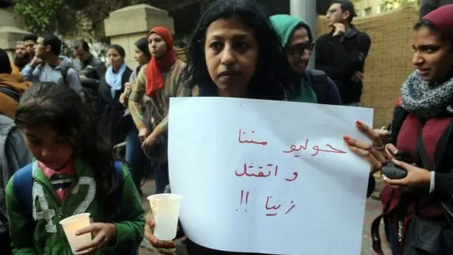 احتجاج کے دوران اس پلے کارڈ پر لکھا ہے: ’گیولیو ہم میں سے تھا اور ہماری طرح مارا گیا‘