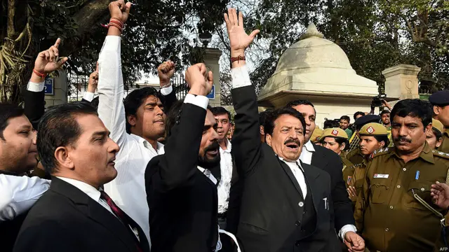 بھارت کے دارالحکومت دہلی کی ایک عدالت میں جواہر لعل یونیورسٹی کی طلبا یونین کے صدر کنہیار کمار کی ’غداری‘ کے مقدمے میں پیشی کے موقعے پر تشدد کا واقعہ پیش آیا۔