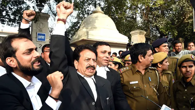 عدالت کے باہر موجود وکلا نے کنہیار کمار کی مخالفت میں نعرے بازی کی۔