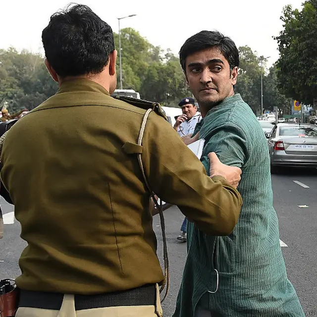  کنہیا کمار کے حق میں اساتذہ، یونیورسٹی کے طلبہ اور میڈیا کے کچھ اداروں کی جانب سے احتجاج کیا گیا۔ ان کے خیال میں یہ ردعمل حد سے زیادہ تھا۔