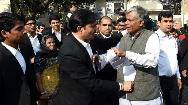 کنہیا کمار کو جواہر لعل یونیورسٹی سے افضل گرو کو دی جانے والی پھانسی کے خلاف احتجاجی جلوس نکالنے پر گرفتار گیا تھا۔