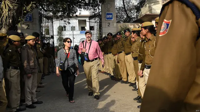 پولسی اہلکاروں کی ایک بڑی تعداد عدالت کے باہر موجود تھی۔ اطلاعات کے مطابق عدالت کے باہر تشدد کے واقعے میں مبینہ طور پر کچھ صحافی بھی زخمی ہوئے ہیں۔