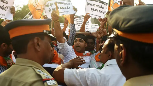 دوسری جانب حکمراں جماعت کے کارکنوں نے ممبئی میں کنہیا کمار کی مخالفت میں احتجاج کیا۔ 