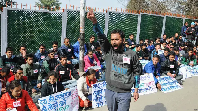  کنہیا کمار کی گرفتاری کے خلاف جوہر لعل یونیورسٹی میں ہڑتال کی گئی جب کہ دیگر 40 یونیورسٹیوں نے بھی طلبہ کے ساتھ اظہار یکجہتی کیا۔
