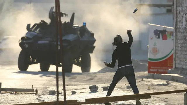 وشهدت البحرين اضطرابات عنيفة أسفرت عن قتلى، بعد قمع مظاهرات الشيعة في البلاد.