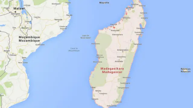 З Мадагаскаром Франція не поділила кілька ненаселених атолів, скель, рифів і піщаних мілин у Індійському океані. Йдеться про рифи дю Гейзе, острови Бассас-да-Індія, Європа і Жуан-ді-Нова в Мозамбікській протоці, які Франція залишила собі після здобуття Мадагаскаром незалежності. Оскільки у цій протоці можуть перебувати запаси нафти і природного газу, та й просто із принципу, Мадагаскар заявляє про свої права на ці острови і рифи