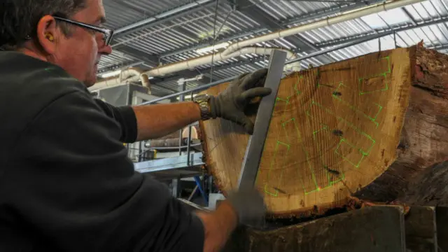 Лазер режет дерево