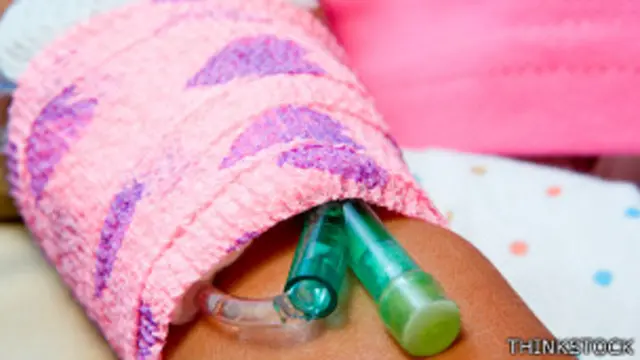 Brazo de una niña con una vía