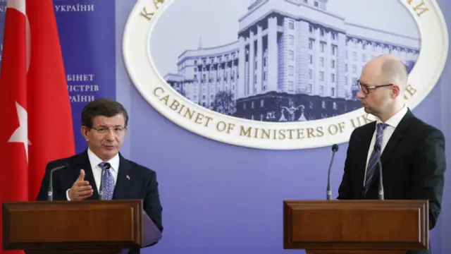 Davutoğlu ile Yatsenyuk basın toplantısında.