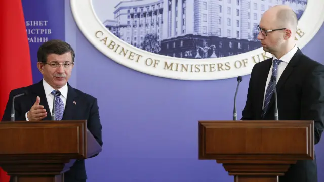 Довутўғли жаҳон ҳамжамиятини Сурияда Россиянинг ҳаракатларига фаолроқ қарши туришга чақирган