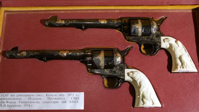 Винтажные "кольты", подаренные президентом Джеральдом Фордом Леониду Брежневу