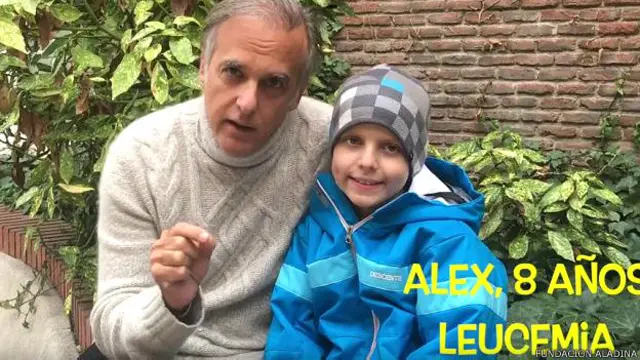 Paco Arango, fundador de la "Fundación Aladina", junto a uno de los pacientes que acompaña la institución. La enfermedad "no tiene porque ser un trauma sino una fase más de la vida", dijo Moriconi.