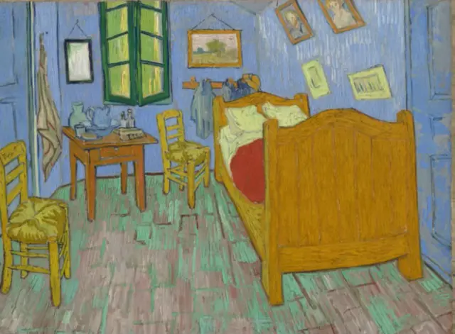 درها و دیواری نقاشی پس از گذشت سالها، اکنون کاملا آبی به نظر می رسند