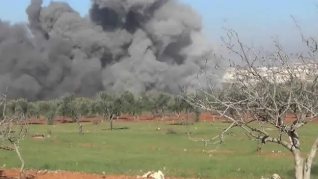 صورة من مقطع فيديو التقطه مصور هاو قيل إنه يبين تعرض مستشفيين للهجوم