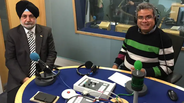 मोहिंदर सिंह बीबीसी स्टूडियो में रेहान फ़ज़ल के साथ.