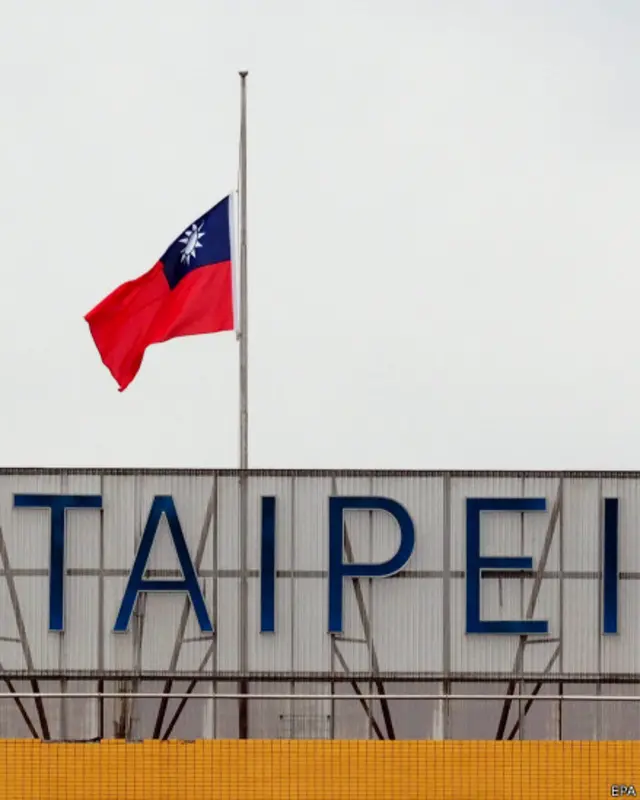 降半旗的政府機關包括總統府、外交部、台大醫院，就連著名旅遊景點中正紀念堂也在升旗典禮後降了半旗。