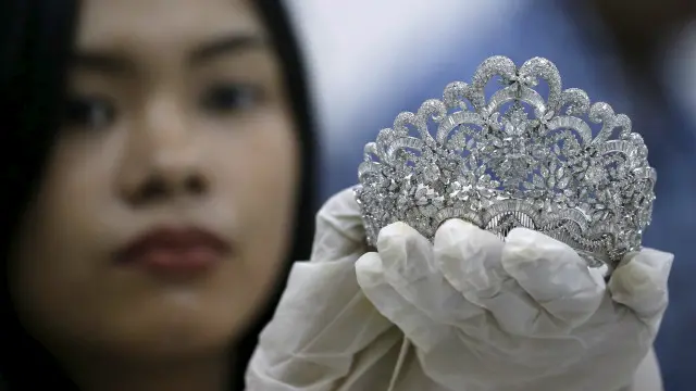 Bộ sưu tập trang sức của bà Imelda Marcos được nhà đấu giá Sotheby thẩm định