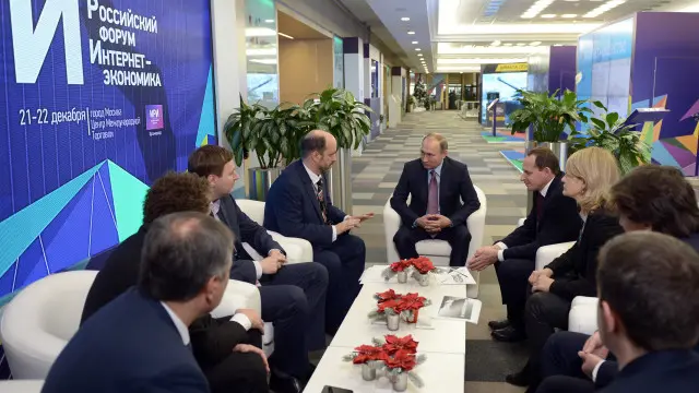 Владимир Путин на форуме "Интернет-экономика": власти дают понять, что шаги по изменению рунета поддержаны президентом