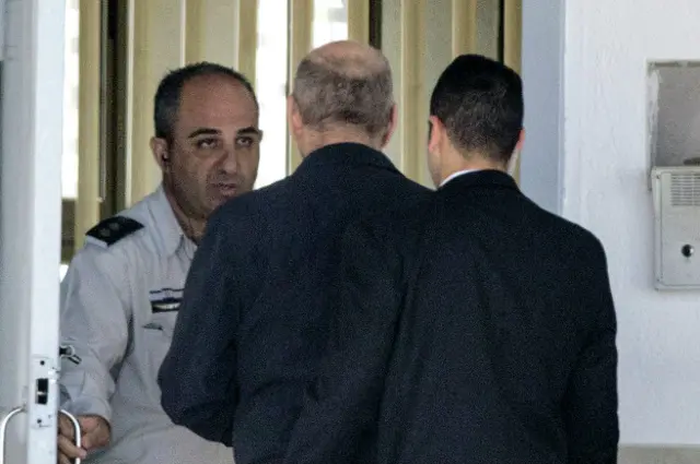 Эхуд Ольмерт прибывает в тюрьму "Маасиягу"