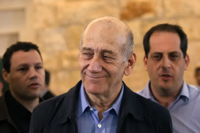 Эхуд Ольмерт в Верховном суде в декабре 2015 г.