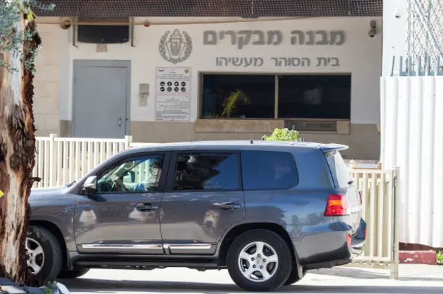 Машина Ольмерта перед тюрьмой "Маасиягу"