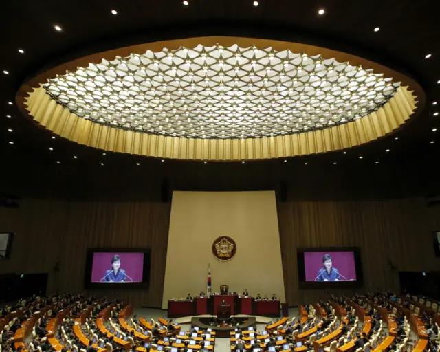 朴槿惠总统16日上午于韩国国会发表施政演说，阐明对朝鲜施加强硬措施的目的