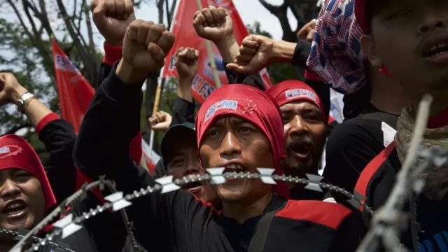 Menurut KSPI, tercatat 12.680 pekerja mengalami PHK pada awal 2016.