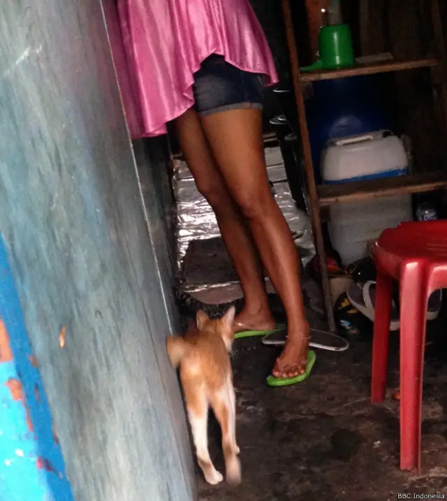 Tarif mereka sekitar Rp200 ribu untuk melayani tamu sekitar 30 menit. Di bilik-bilik tempat mereka tinggal itulah, Etik dkk menerima para tamunya.