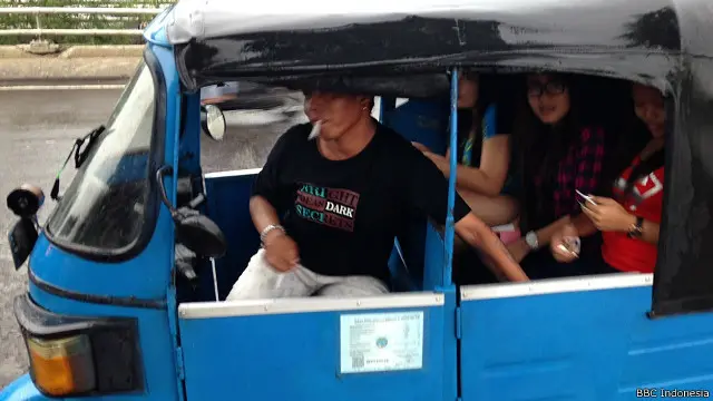 Kepada para pekerja seks komersial di kawasan itu, pemerintah mengaku telah memiliki program khusus agar mereka mau beralih profesi.