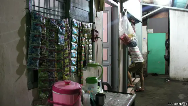 Rumah Hajjah Karti di wilayah Kalijodo. Dia mengherankan sikap Pemprov DKI Jakarta yang sepertinya 'mengorbankan' penduduk asli Kalijodo, seperti dirinya. "Dulu, kampung ini bukan bernama Kalijodo, tapi Kebon Pisang..."