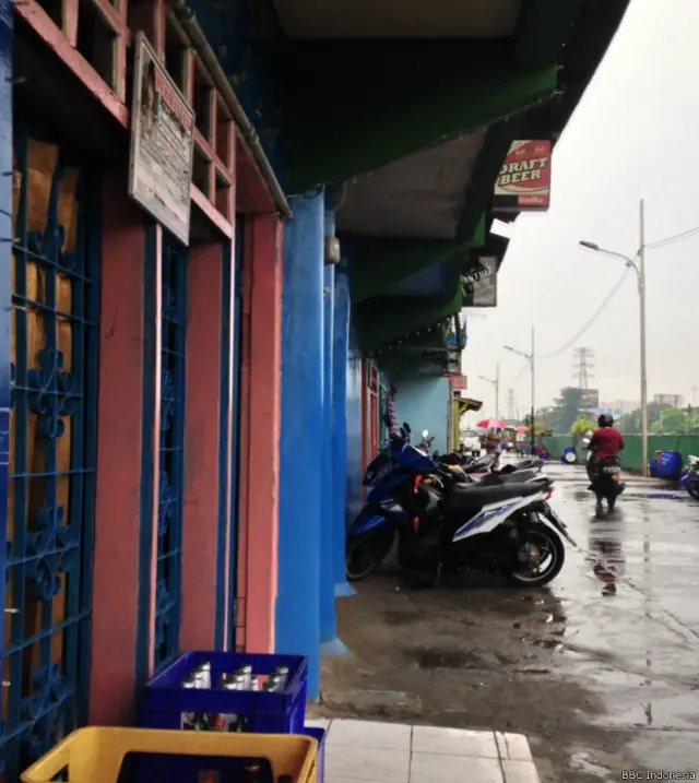 Rumah petaknya diapit bar dan kafe serta wisma. Petang itu, dia kedatangan cucu dan menantunya. Sesekali dia tertawa melihat tingkah sang cucu.