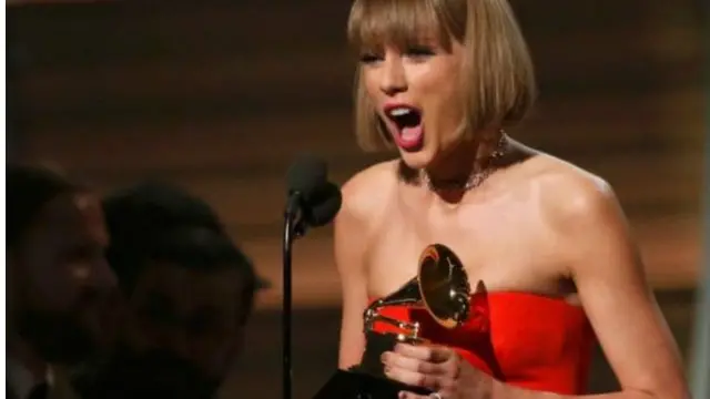 أصبحت سويفت أول مغنية تحصل على جائزة أفضل ألبوم غنائي مرتين. 