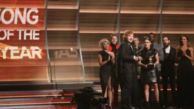 المغني البريطاني إيد شيران فاز بجائزتي غرامي. 