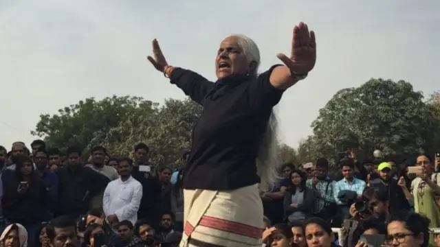 تقاریر کے بعد نہرو یونیورسٹی کی سابق طالبہ اور آرٹسٹ مایا راؤ نے پرفارم کیا