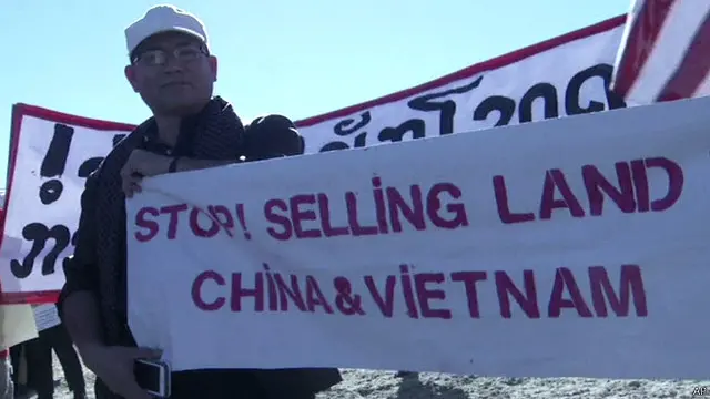 Người biểu tình căng biểu ngữ phản đối 'Việt Nam bán đất cho Trung Quốc'