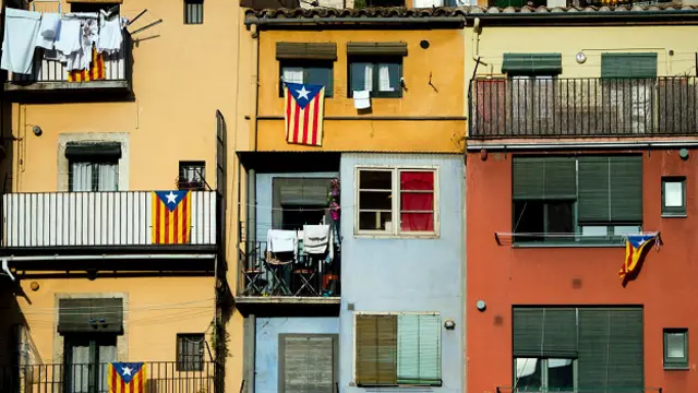 Флаги сторонников независимости на балконах каталонского города Жирона