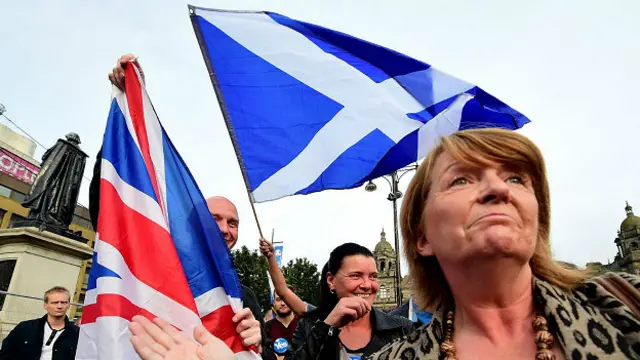 Жители Глазго стоят в очереди, чтобы проголосовать на референдуме о независимости Шотландии