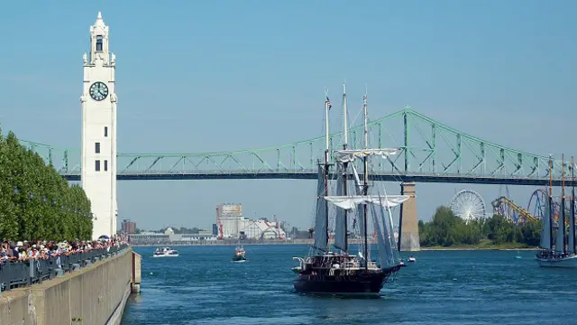 Парусники входят в Старый порт Монреаля