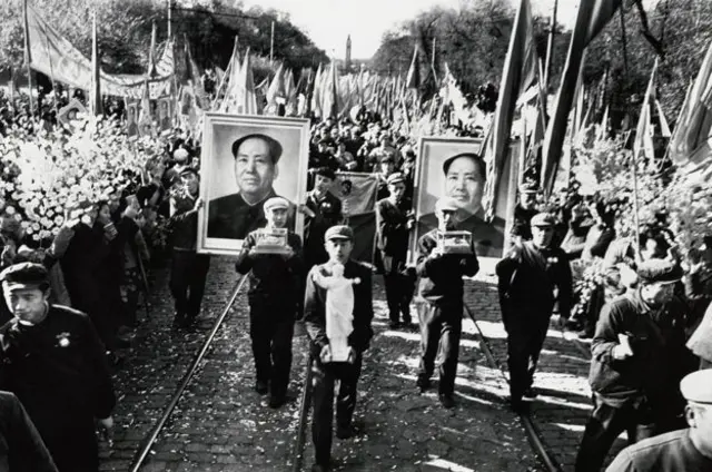 En la imagen, réplicas de cera de mangos sobre un cojín de seda llevadas en la representación del Desfile del Día Nacional de Pekín,en Harbin, en octubre de 1968.