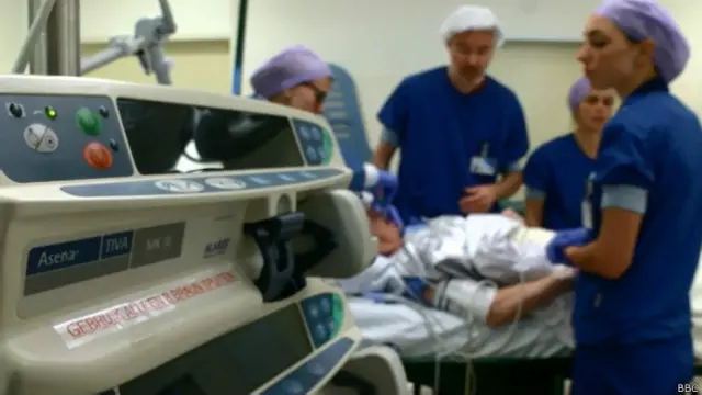 En promedio, la terapia electroconvulsiva o TEC es administrada en períodos de tres a cuatro semanas.