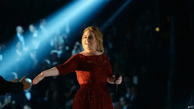 "Saya selalu menangis tapi kemarin saya secara spontan terus menangis," kata Adele.