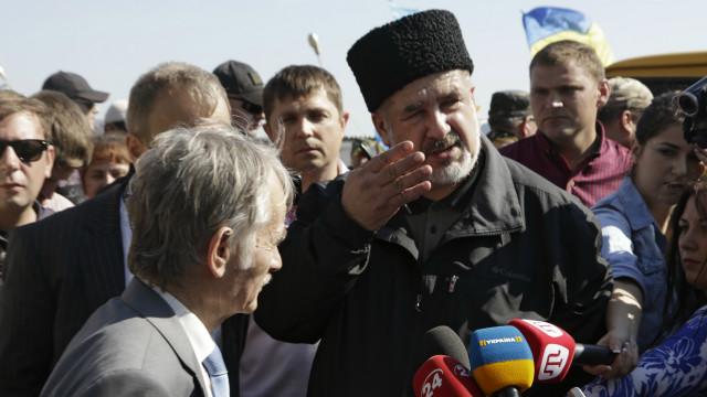 Лидеры Меджлиса крымскотатарского народа Мустафа Джемилев (боком) и Рефат Чубаров (в центре) покинули полуостров в 2014 году