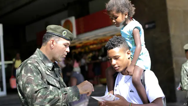 En Brasil, más de 200.000 efectivos del ejército participan de la campaña para concientizar a la población y evitar la proliferación del mosquito Aedes aegypti, transmisor del dengue, la fiebre chikunguña y el virus del zika