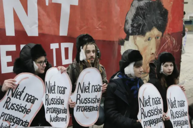 Активисты у здания посольства Нидерландов в Киеве