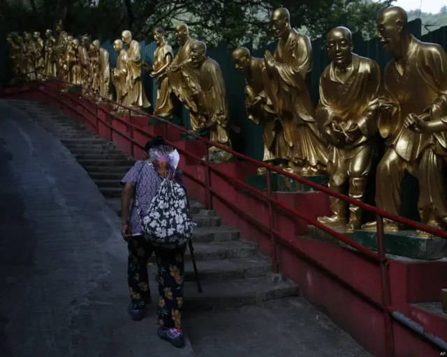 越来越多香港老人家与配偶同住，甚至独居。
